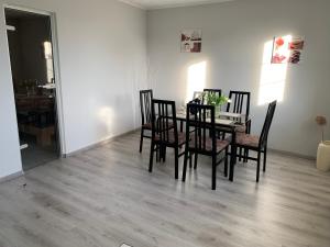 een eetkamer met een zwarte tafel en stoelen bij Ferien-Landleben in Löbnitz