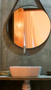 um lavatório de casa de banho com um espelho em cima em Pousada Movimento em Praia do Preá
