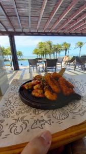 un plato de comida sentado sobre una mesa en Riviera Beach Place - Aquiraz Riviera, en Fortaleza
