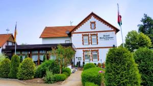 Hotel-Landhaus Birkenmoor في Neuferchau: مبنى ابيض بسقف احمر