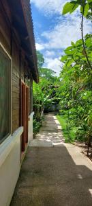 a walkway next to a building with a window at Cabañas Yax-ha in Arroyo Agua Azul