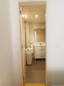 a bathroom with a sink and a mirror at Apartamento Barrio Picasso in Málaga
