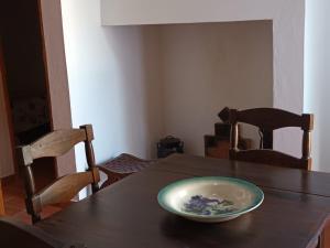 una mesa de madera con un bol encima en Casa do Sossego, en Igrejinha