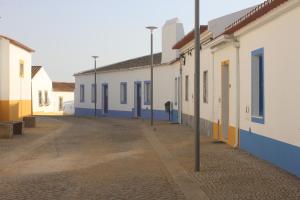 una calle en una ciudad con edificios azules y blancos en Casa do Sossego, en Igrejinha