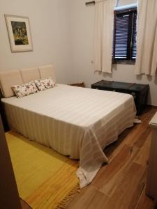 1 dormitorio con 1 cama grande con colcha blanca en ELEVEN -A- SUITE tipo T1, en Mértola