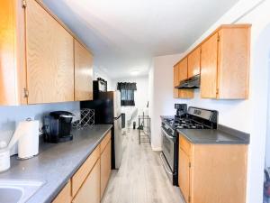 Кухня или мини-кухня в Unique& Modern Cottage With Parking On Premise
