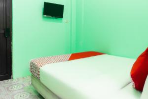 Säng eller sängar i ett rum på OYO 3095 Semarapura Homestay
