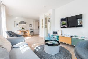 uma sala de estar com um sofá e uma mesa em Landhaus Hygge em Wenningstedt