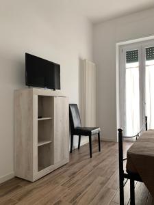 TV a/nebo společenská místnost v ubytování Latomia del Paradiso chambres et vacances