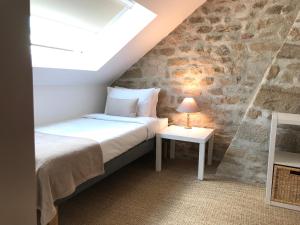 A bed or beds in a room at Gîtes Le Fer A Cheval Vassivière