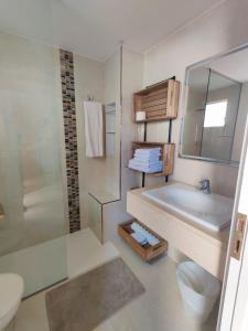 ロス・クリスティアーノスにあるPrivate Apartment 150 HG Tenerife Surのバスルーム(シンク、バスタブ、トイレ付)