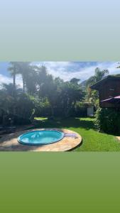 una piscina en un patio con vistas al océano en Ubatuba _ Vivencie nossa energia en Ubatuba