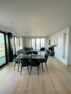 een grote woonkamer met een tafel en stoelen bij The Perfect inn in Londen