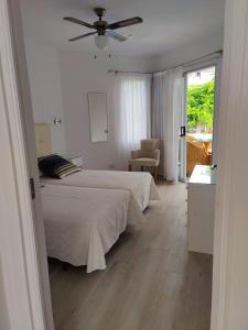 ロス・クリスティアーノスにあるPrivate Apartment 150 HG Tenerife Surのベッドルーム1室(ベッド1台、シーリングファン付)