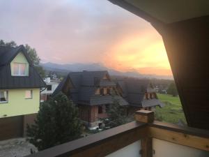 balcone con vista su un gruppo di case di Ośrodek Wypoczynkowy Bernadetta a Murzasichle