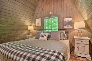 - une chambre avec un lit dans une cabane en bois dans l'établissement Snuggle Inn in the Heart of Chalet Village!, à Gatlinburg