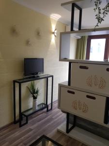 salon z komodą i telewizorem w obiekcie relax w mieście Samtredia