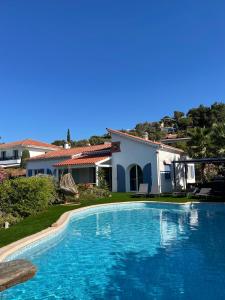 ein Pool vor einem Haus in der Unterkunft VILLA LA QUIETUDE in Les Issambres