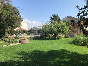 Vonkajšia záhrada v ubytovaní Le clos des grandes rivières