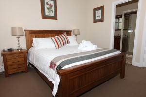 Ένα ή περισσότερα κρεβάτια σε δωμάτιο στο House on the Hill Bed and Breakfast