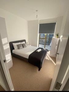 1 dormitorio con cama y ventana grande en The Perfect inn en Londres