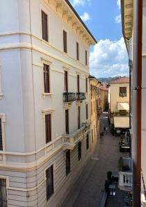 widok na budynek z ulicy w obiekcie B&B Volta w Como