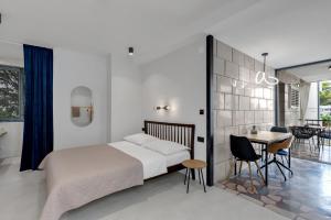 1 dormitorio con 1 cama, mesa y sillas en Casa Galleria Rica, en Makarska
