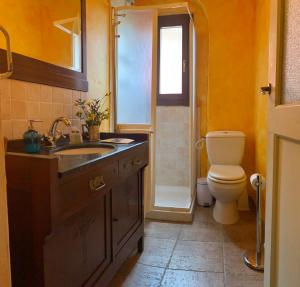 uma casa de banho com um lavatório e um WC em Barco Mediceo B&B In Toscana em Carmignano