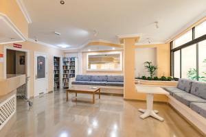 salon z kanapą i stołem w obiekcie AirCon Lovely 2 bedroom apartment close to Ocean w mieście Puerto de Santiago