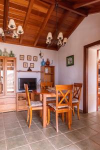 uma sala de jantar com uma mesa de madeira e cadeiras em Casa Rural La Palizada em Benchijigua