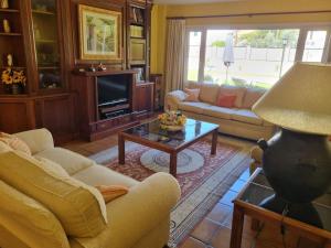 ein Wohnzimmer mit Sofas und einem Couchtisch in der Unterkunft Villa Maspalomas Golf Court in Maspalomas
