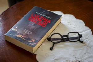 a book with a pair of glasses sitting on a table at Dora apartment - Smart Holiday in Mantova