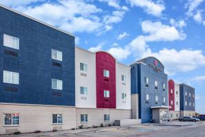 un grupo de edificios con rojo y azul en Candlewood Suites Mount Pleasant, an IHG Hotel en Mount Pleasant