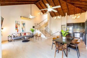 Posezení v ubytování Suites at Grand Laguna Beach by Calisto Stays