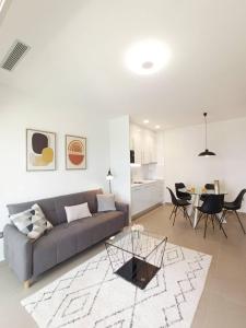 Posezení v ubytování Intempo Benidorm Apartment by Agencia Poniente