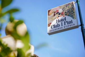 een bord voor een hotelitz club i roze woonproject bij Hotel Club i Pini - Residenza d'Epoca in Versilia in Lido di Camaiore