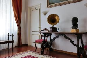 una stanza con un tavolo con un busto sopra di Hotel Club i Pini - Residenza d'Epoca in Versilia a Lido di Camaiore
