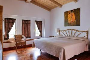 Hotel Club i Pini - Residenza d'Epoca in Versilia في ليدو دي كامايوري: غرفة نوم بسرير ونوافذ