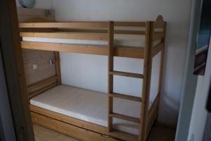 a bunk bed with a ladder in a room at Appartement T3 dans résidence 6 pers in Juzet-de-Luchon