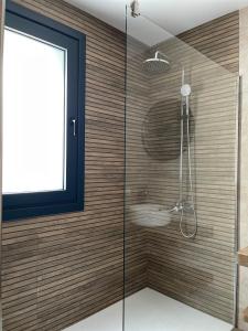 baño con ducha y puerta de cristal en APARTAMENTOS TURÍSTICOS EL RINCONÍN en Llanes
