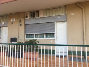 een gebouw met de zijkant bij Monolocale Via Nervia in Ventimiglia