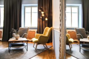 a waiting room with chairs and a mirror at Orangerie in Český Krumlov