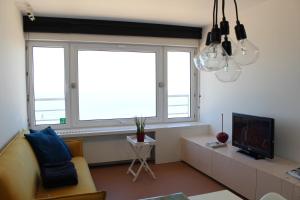 Een zitgedeelte bij Compleet Appartement met Frontaal Zeezicht Oostende