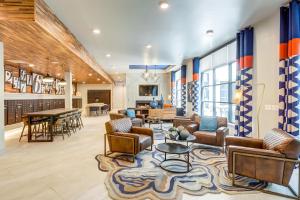 una hall con divani, sedie e tavolo di Sentral East Austin at 1630 E Sixth ad Austin