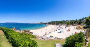 Zdjęcie z galerii obiektu VILLA CARMENCITA BEACH en primera línea de playa w mieście Pontevedra