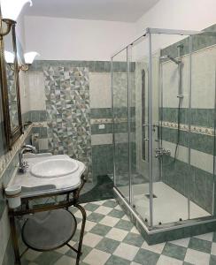 een badkamer met een douche en een wastafel bij B&B Blu Krimisa in Cirò Marina
