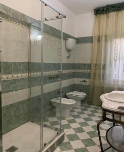 een badkamer met een toilet en een glazen douche bij B&B Blu Krimisa in Cirò Marina