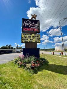 un panneau indiquant un motel sur le côté d'une route dans l'établissement Holiday Motel, à Sault-Sainte-Marie