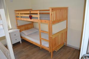 LonedoにあるLA CASA DEL GUARDIAの二段ベッド2組が備わる客室です。