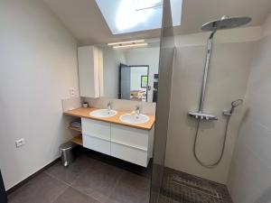 La salle de bains est pourvue de 2 lavabos et d'une douche. dans l'établissement L’escale du Roy : maison récente proche versailles, à La Queue-lès-Yvelines